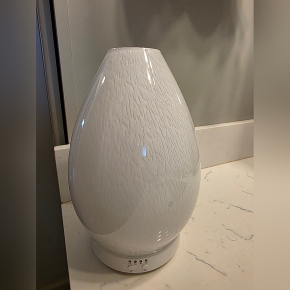 Young Living Lustre Diffuser - Picture 2 of 2